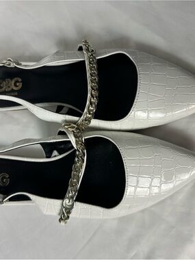 GBG Los Angeles White Croc-Embossed Pointed Flats with Silver Chain 10 M